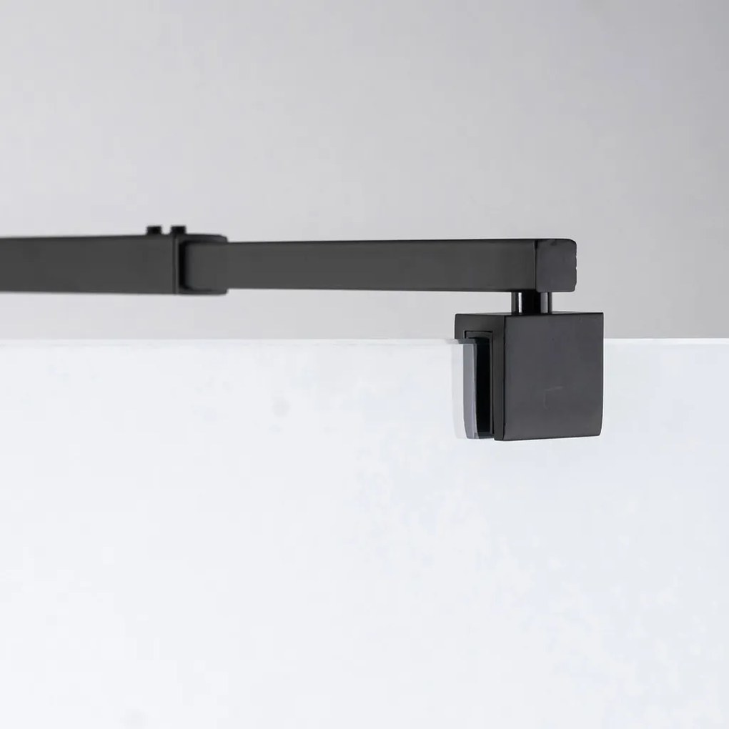 Stuxi Milano Light Black falsíkra szerelhető Walk-in zuhanyfal, 140x200 cm, 8 mm vastag vízlepergető biztonsági üveggel, két távtartóval