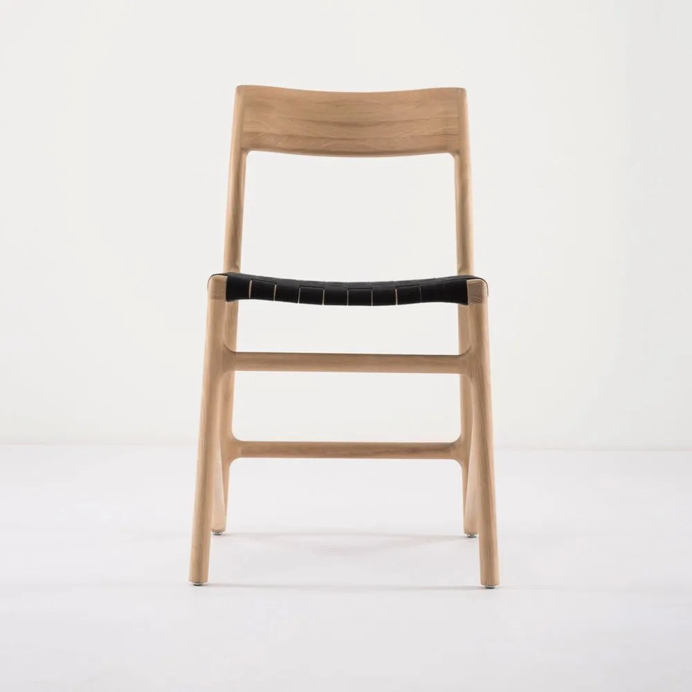 Fawn tömör tölgyfa étkezőszék fekete ülőrésszel - Gazzda