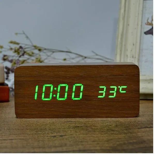 Fa hatású digitális ébresztőóra hőmérővel, zöld számokkal - sötétbarna