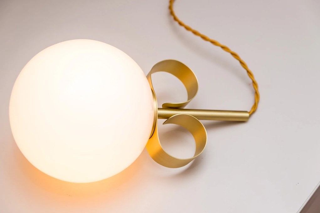 Lukáš Houdek a HG atelier s.r.o. Asztali lámpa Earring, sárgaréz - Yulin Huang