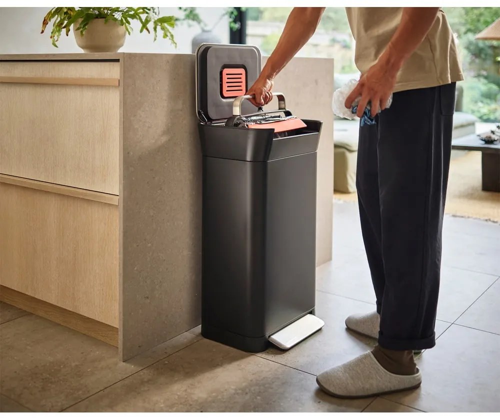 Fekete acél pedálos szemetes 30 l Titan – Joseph Joseph