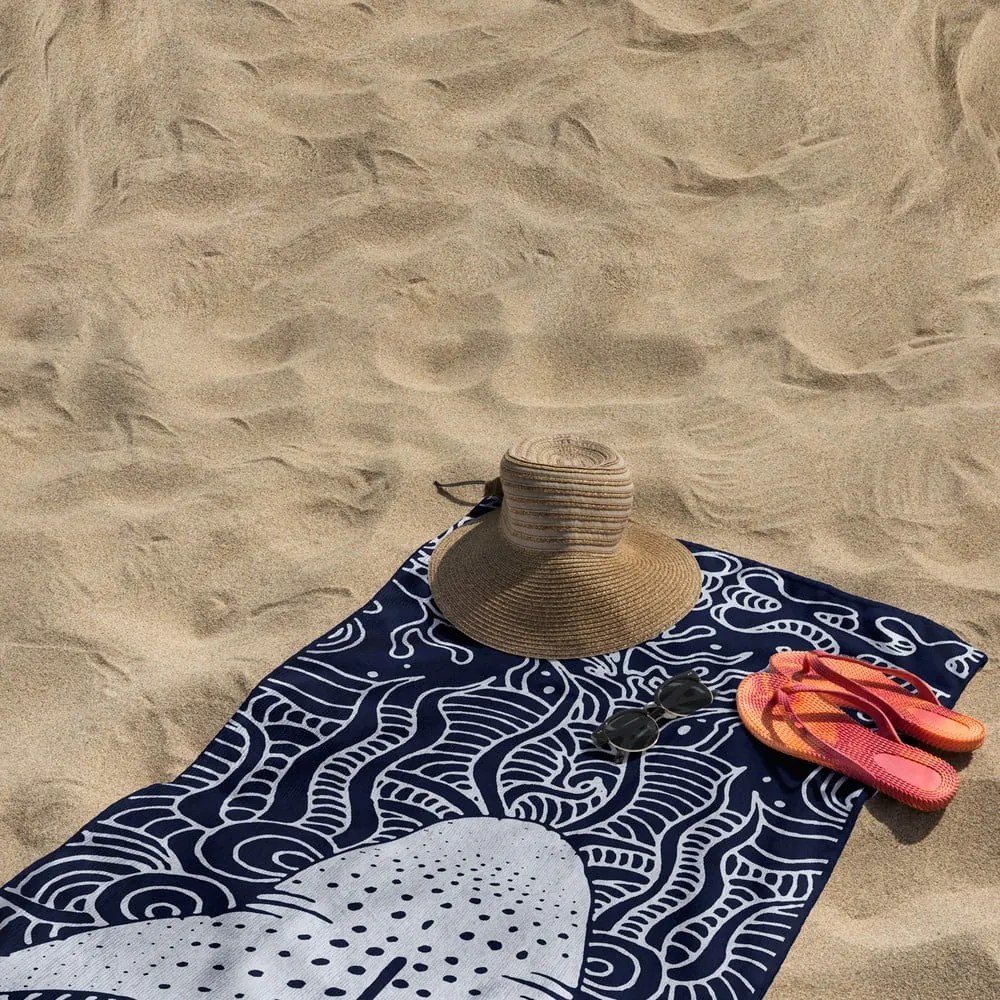 Sötétkék strandtörölköző 90x180 cm Shark – DecoKing