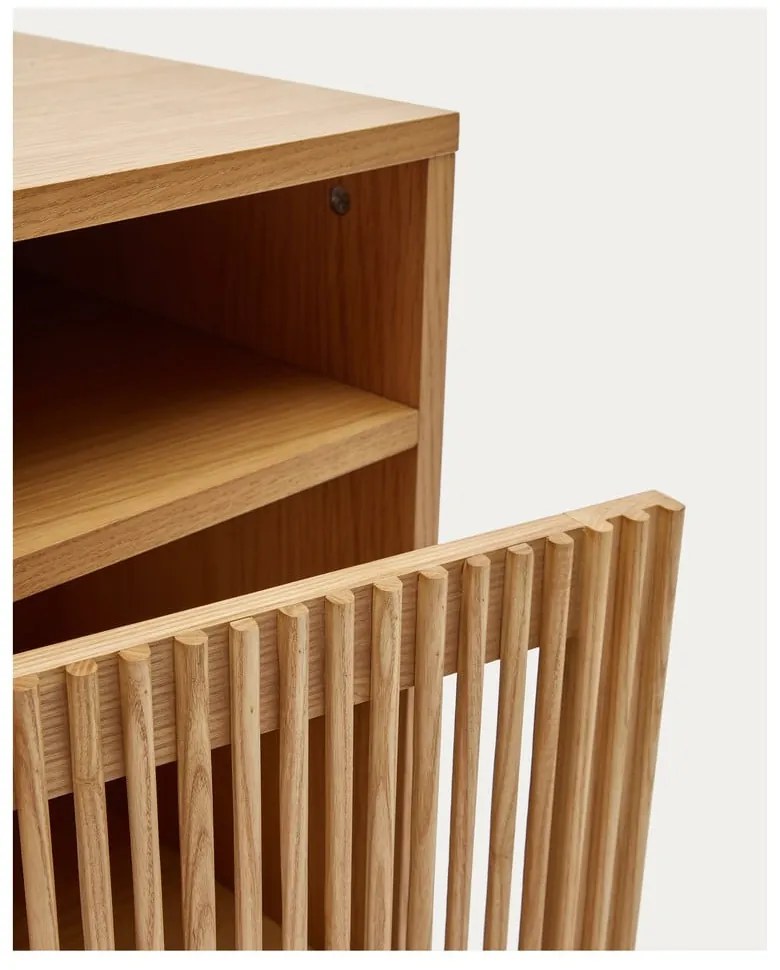 Natúr színű éjjeliszekrény tölgyfa dekorral Beyla – Kave Home