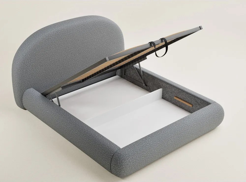 Szürke kárpitozott ágyneműtartós franciaágy ágyráccsal 160x200 cm Maumere – Maison de Rêve