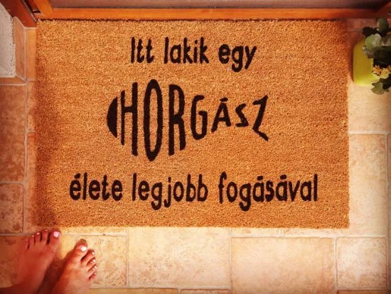 Itt lakik egy horgász vicces feliratos kókusz lábtörlő - több méretben (Válassz méretet: 60*40 cm, Válassz szállítási opciót: Normál szállítást kérek)