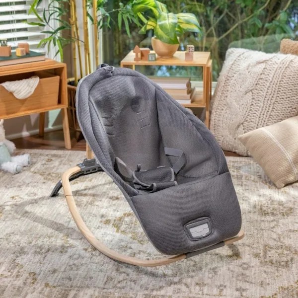 Ingenuity EVERY SEASON WESLEY 3xC szürke vibráló babaágy dallammal