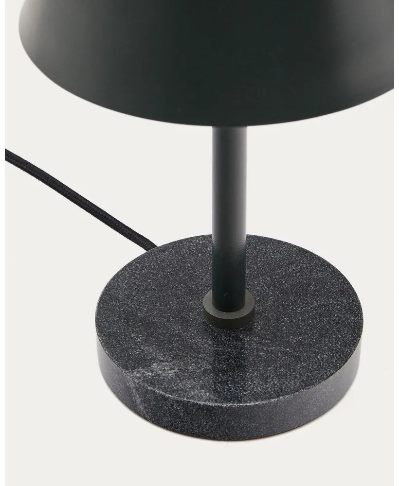 Sötétzöld-fekete márvány asztali lámpa fém búrával (magasság 32 cm) Calina – Kave Home