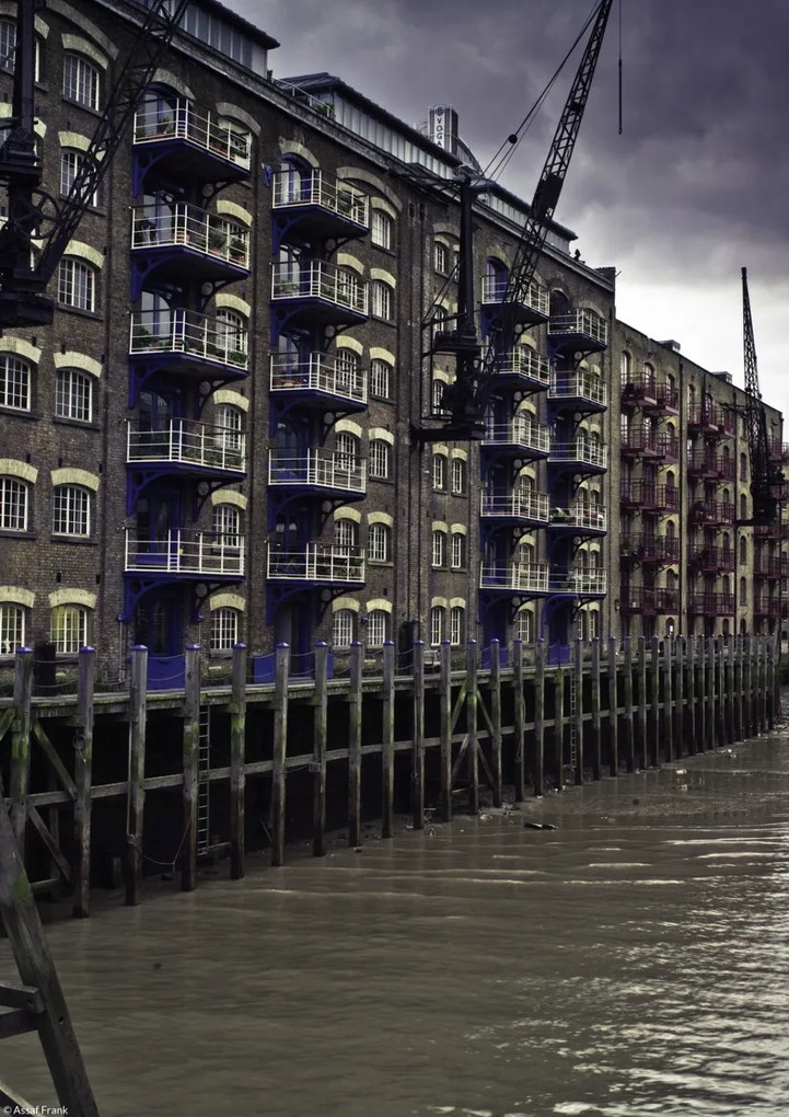 Poszter 21x29,7cm Járda az épület mellett a folyóban, Assaf Frank