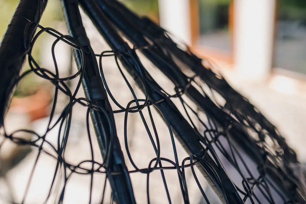 Fekete függőszék KOKON állvánnyal, világos párna