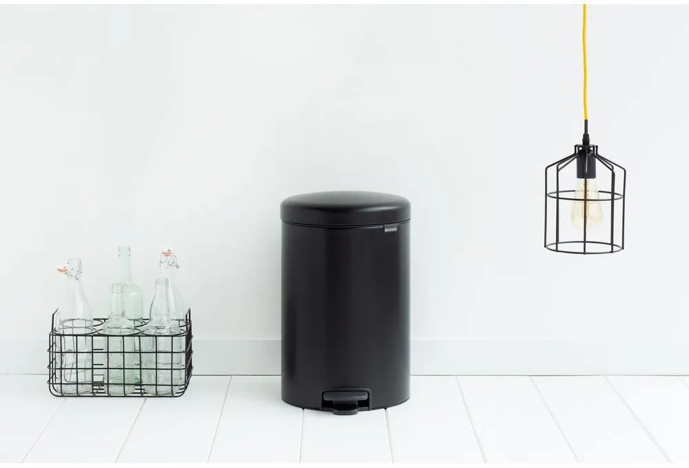 Matt fekete acél pedálos szemetes 20 l NewIcon – Brabantia