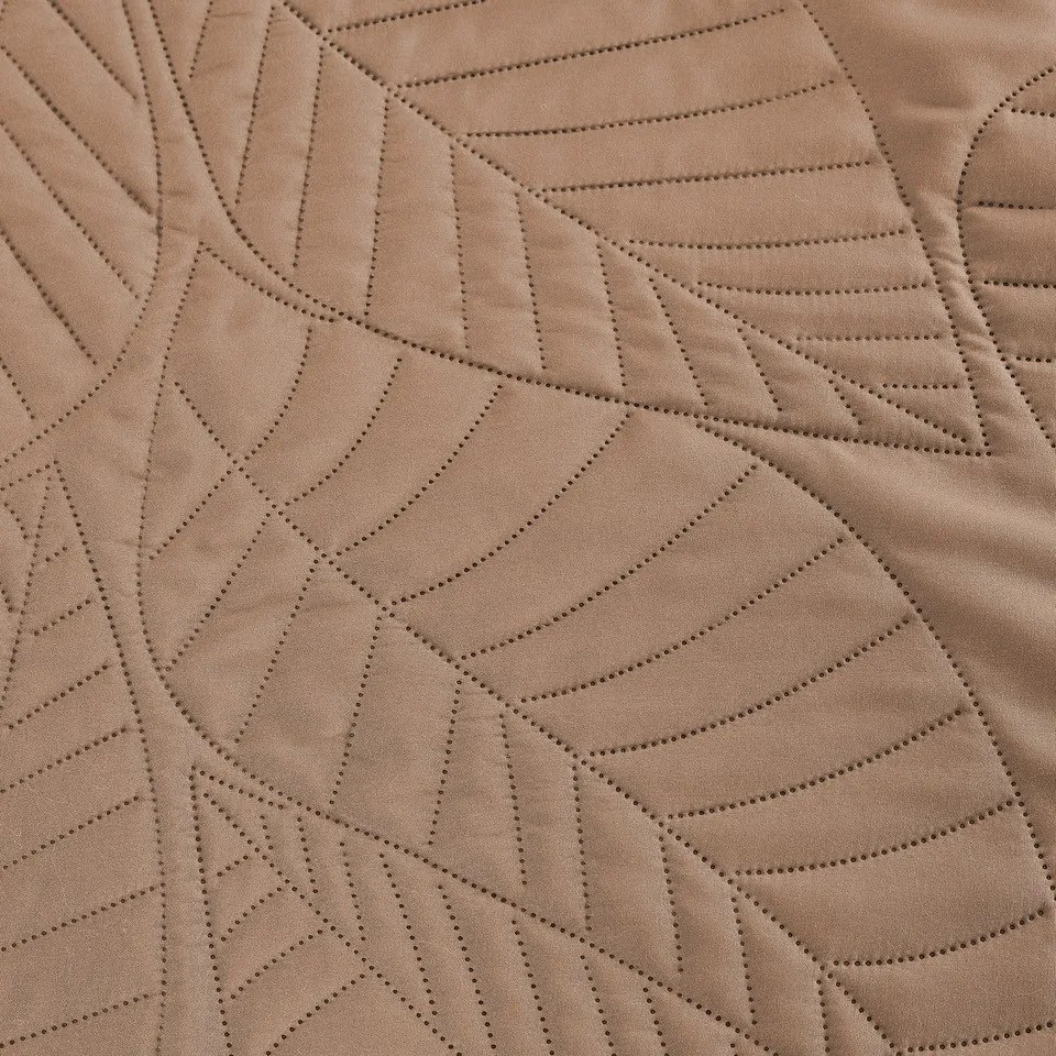 Világos barna LEAVES mintás ágytakaró Méret: 220 x 240 cm