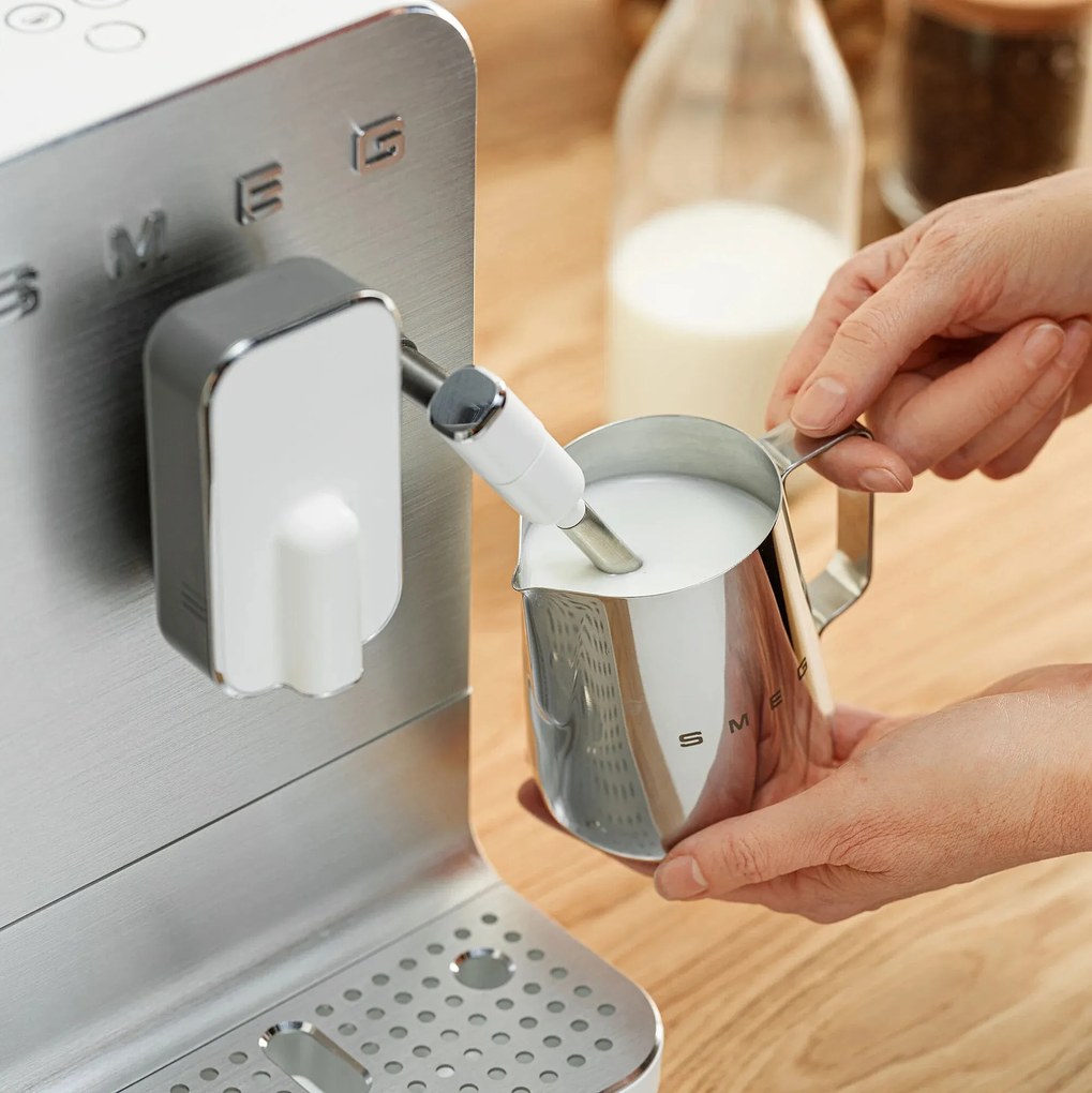 SMEG Automatický kávovar BCC12 na cappucino 19 barů / 1,4l, bílá - Smeg