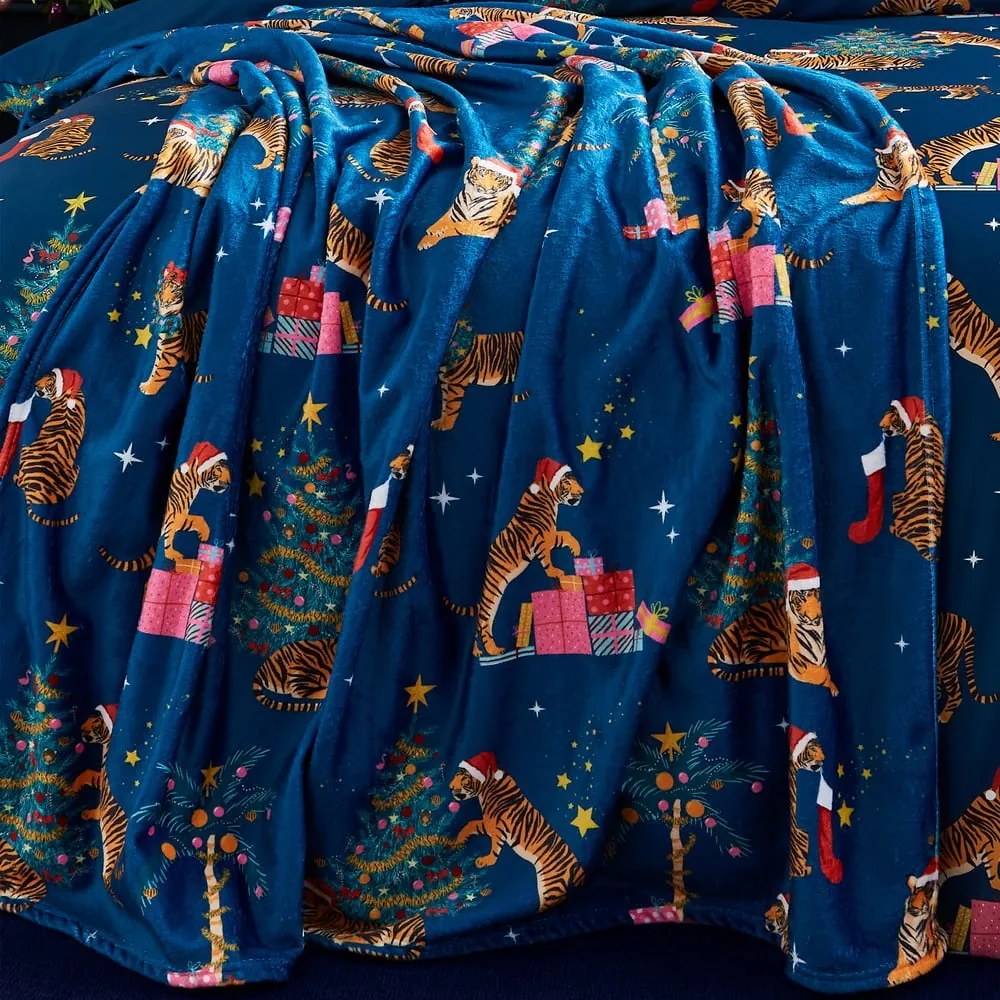 Kék mikroplüss takaró karácsonyi mintával 130x170 cm Christmas Tiger – Catherine Lansfield