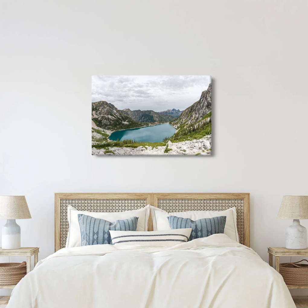 A hegyekben lévő tó képe (90x60 cm)