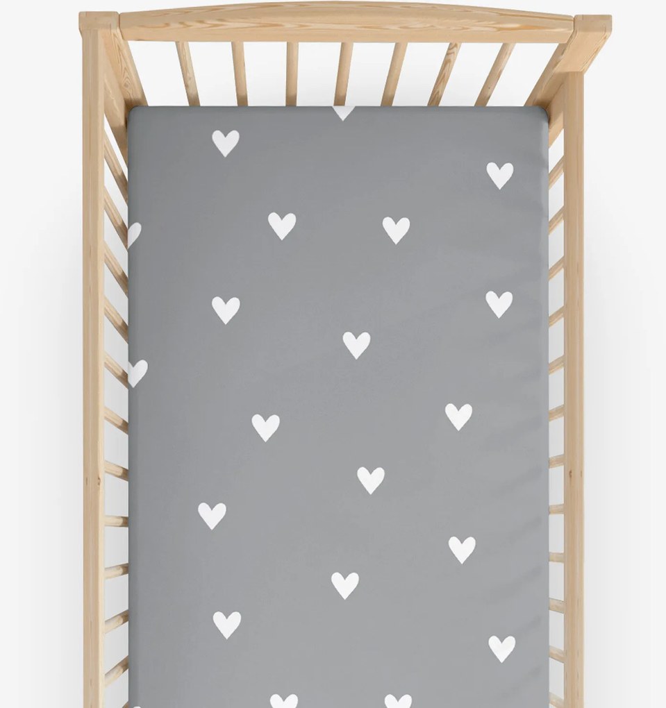 Goldea gyermek gumis pamut lepedő kiságyba - szívecskék, szürke alapon 60 x 120 cm