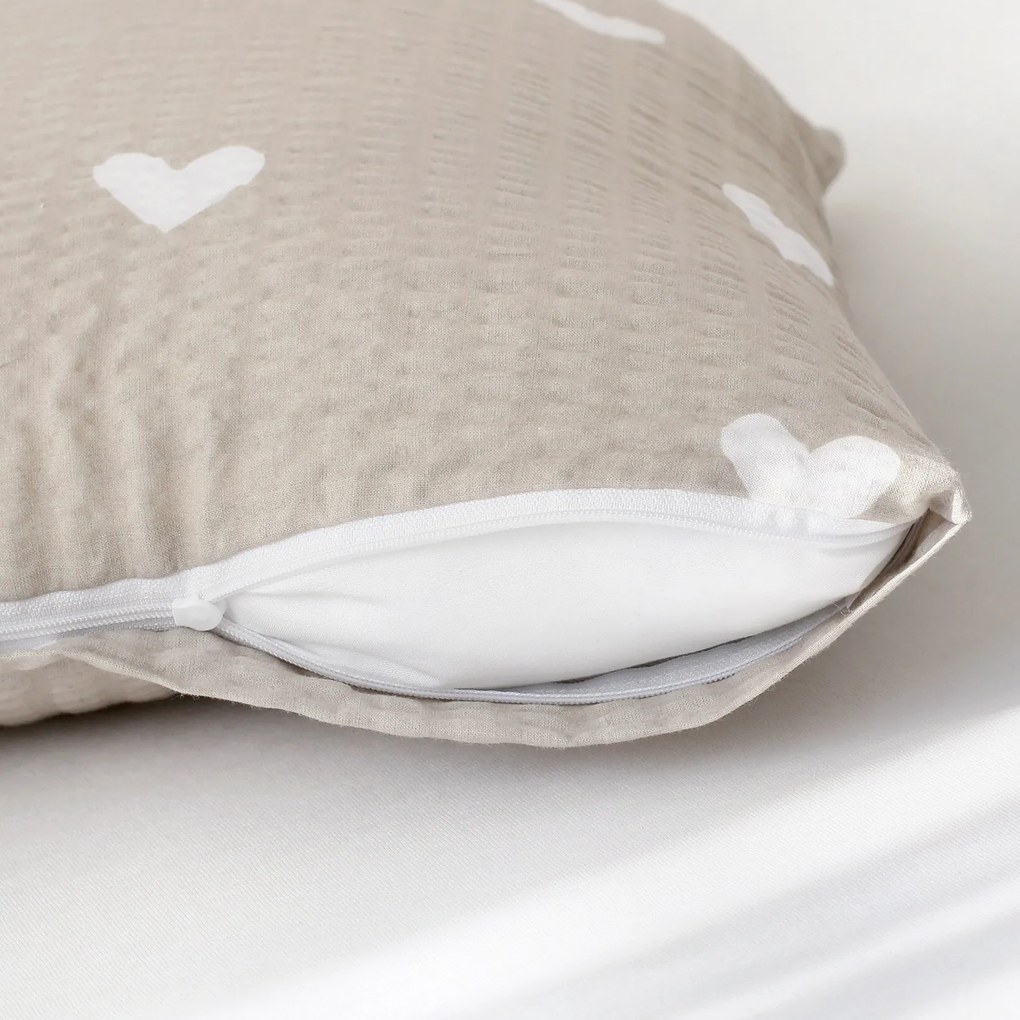 Goldea krepp párnahuzat - szívecskék, latte színű alapon 45 x 45 cm