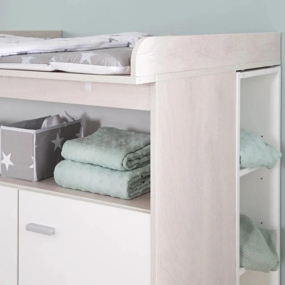 Fehér alacsony gyerek komód pelenkázó feltéttel tölgyfa dekorral 117x98 cm Julia – Roba