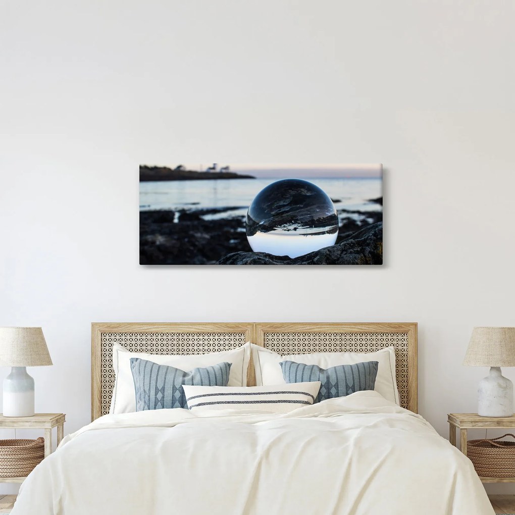 Egy üveggömb képe a sziklán (120x50 cm)