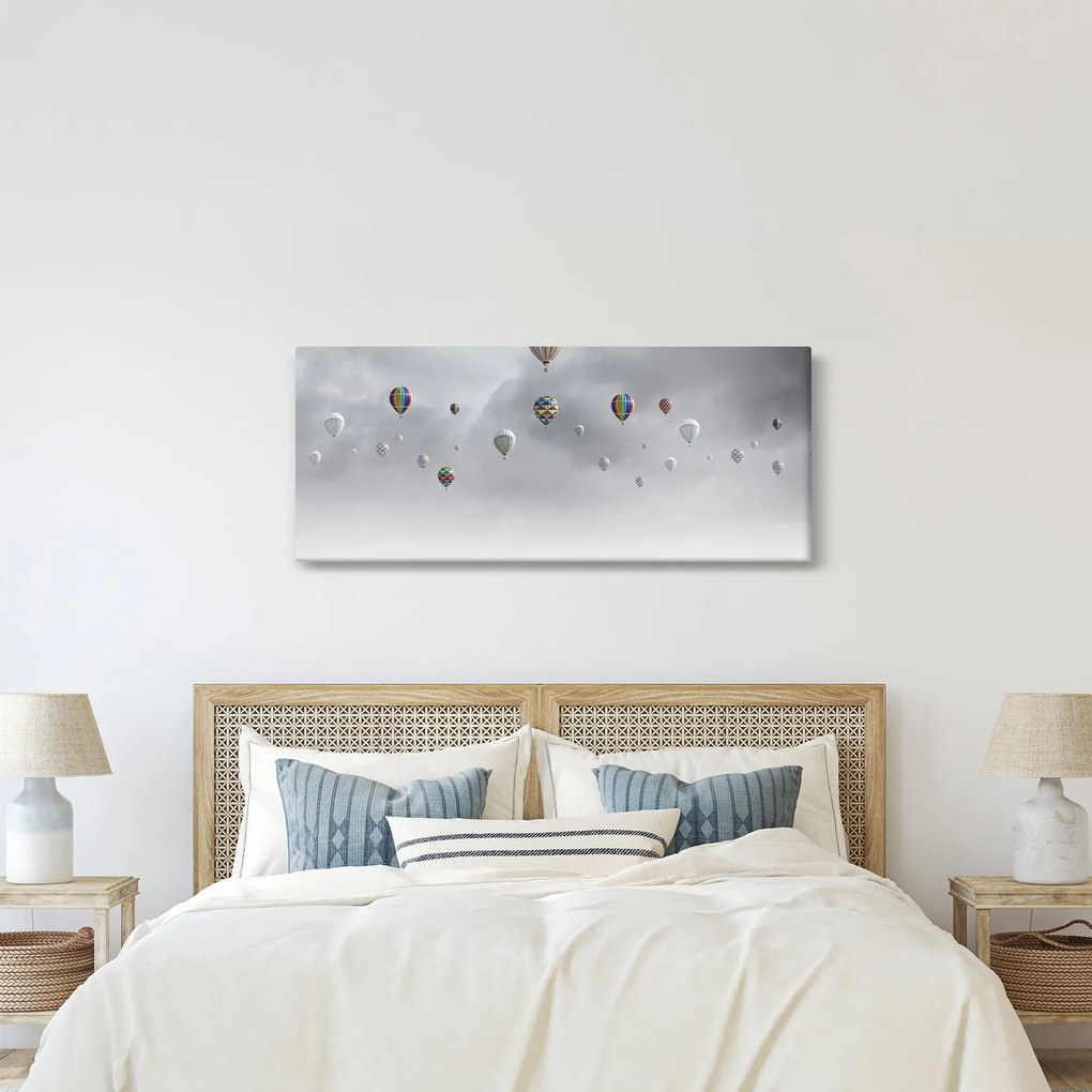 Kép - léggömbök egy téglafal felett (120x50 cm)