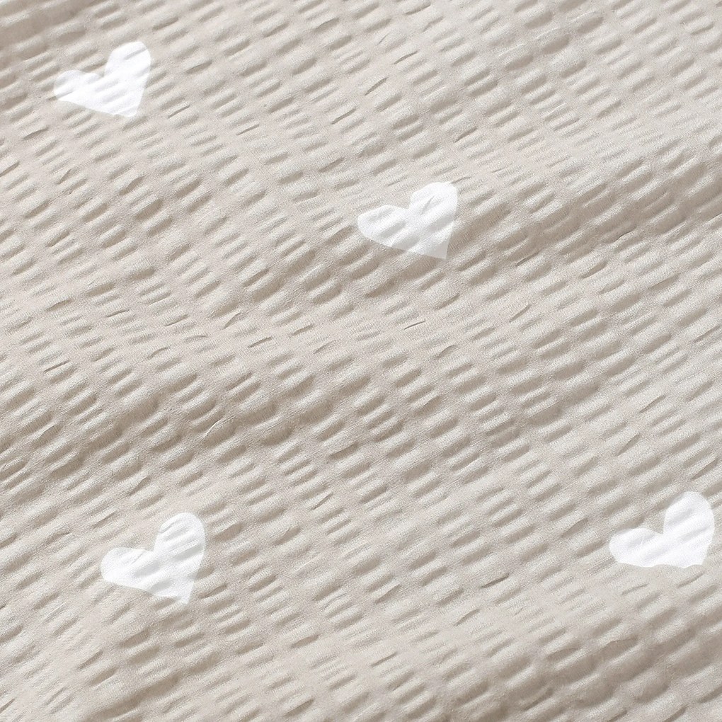 Goldea pamut krepp anyag - szívecskék, latté színű alapon 160 cm