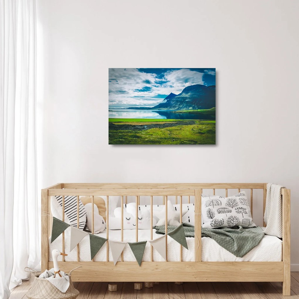 Egy tó hegyekkel képe (üvegen) (70x50 cm)