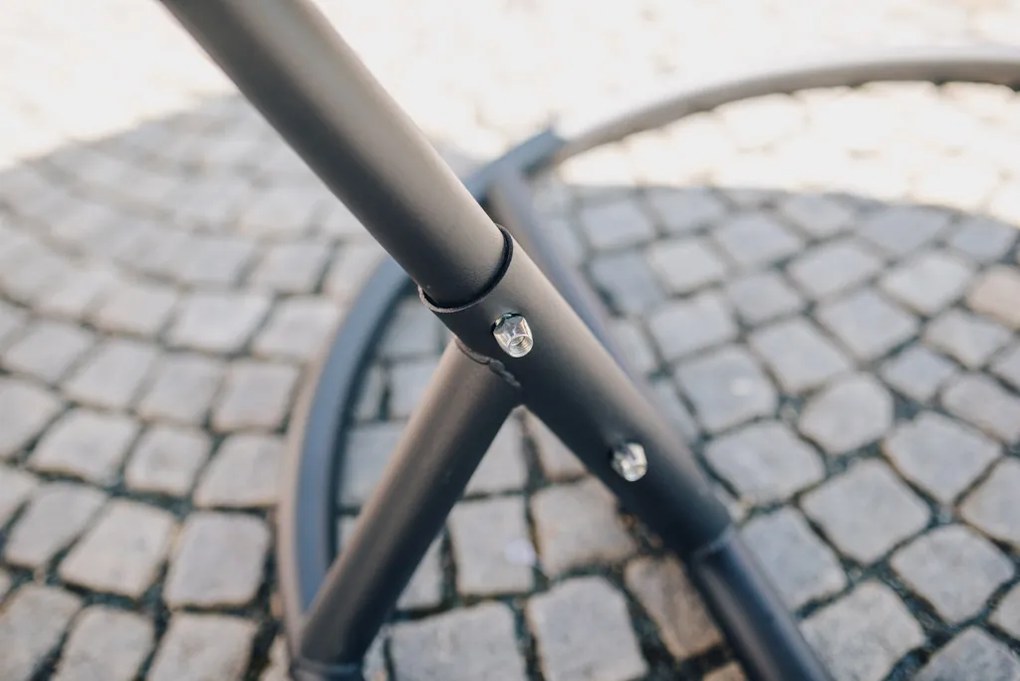 Fekete függőszék KOKON állvánnyal, világos párna