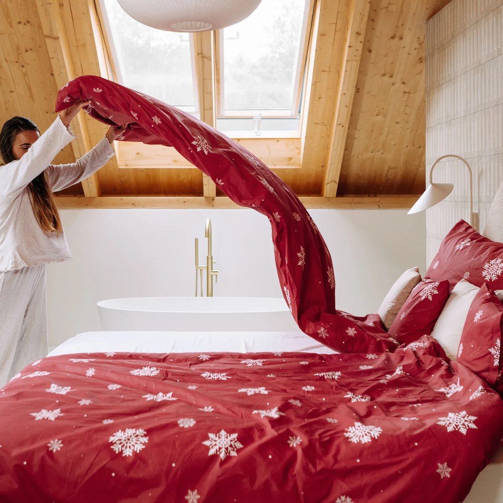 Goldea pamut ágyneműhuzat - hópelyhek piros alapon 200 x 200 és 2db 70 x 90 cm