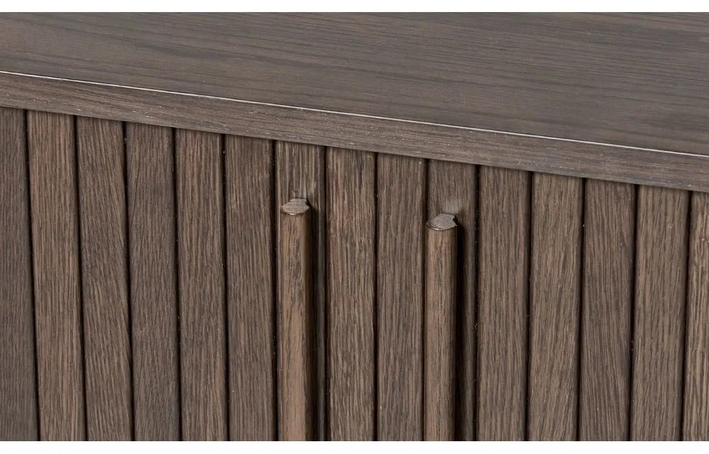 Barna komód tolóajtóval, tölgyfa dekorral 140x76x45 cm Meta – Unique Furniture