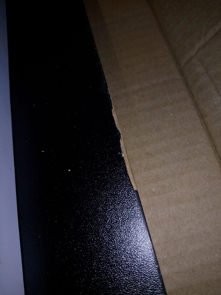 AKCIÓ Fekete étkezőasztal fehér lábakkal MADO 120x80 II. osztály