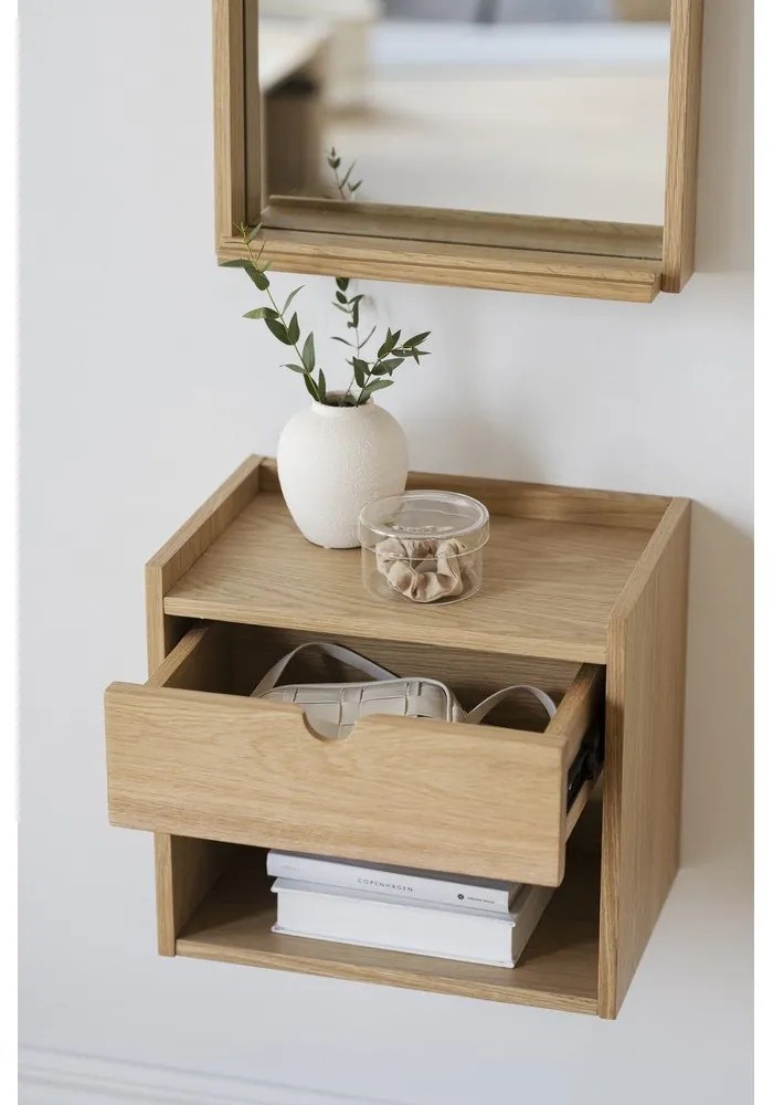 Natúr színű tölgyfa függő-polcokkal éjjeliszekrény Hillmond – Rowico