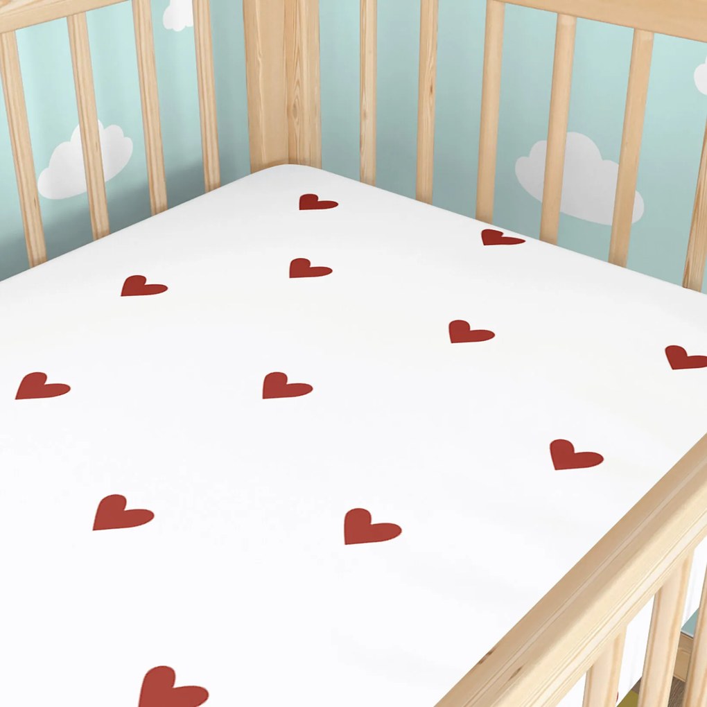Goldea gyermek körgumis pamut lepedő kiságyba - piros szívecskék, fehér alapon 60 x 120 cm