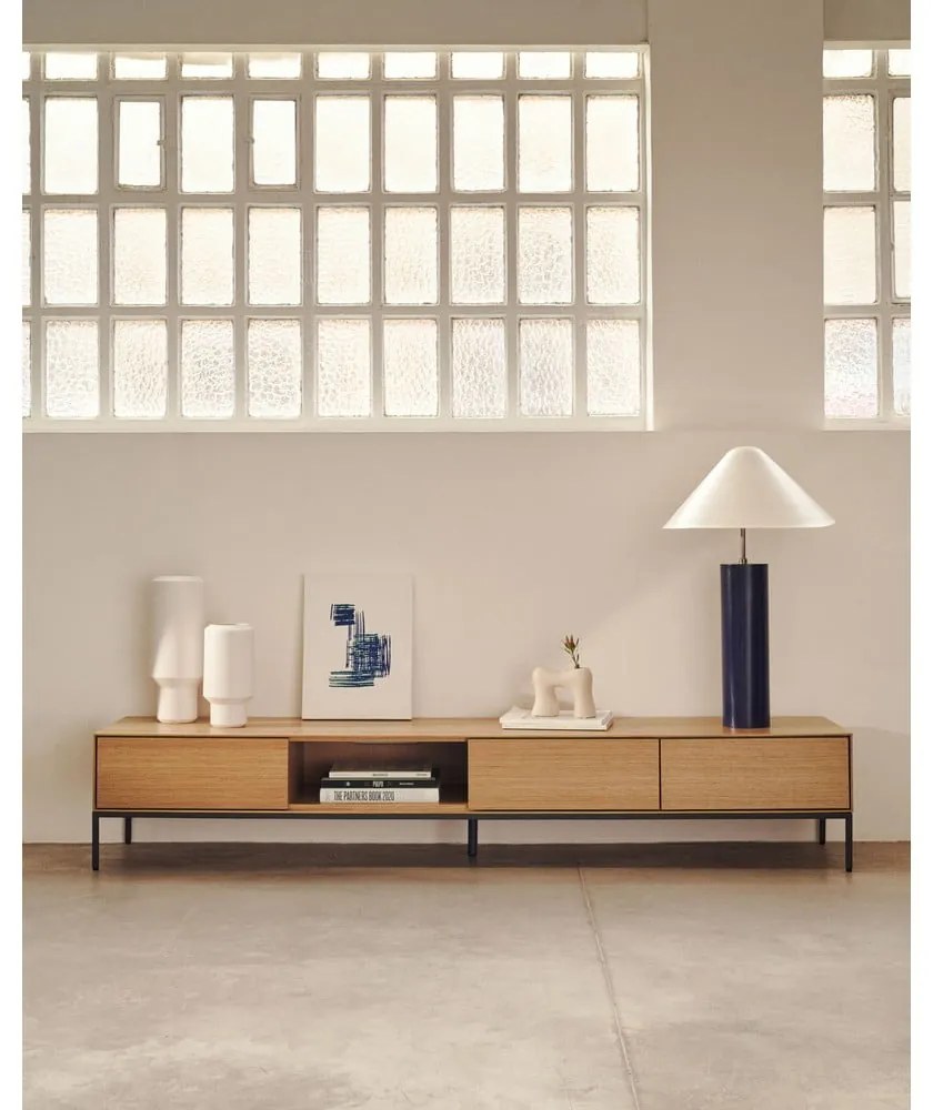 Natúr színű TV-állvány tölgyfa dekorral 195x35 cm Vedrana – Kave Home