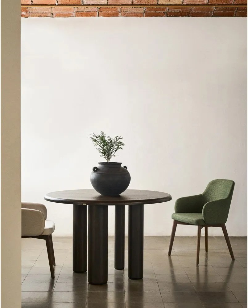 Krémszínű kárpitozott karfás étkezőfotel Nelida – Kave Home