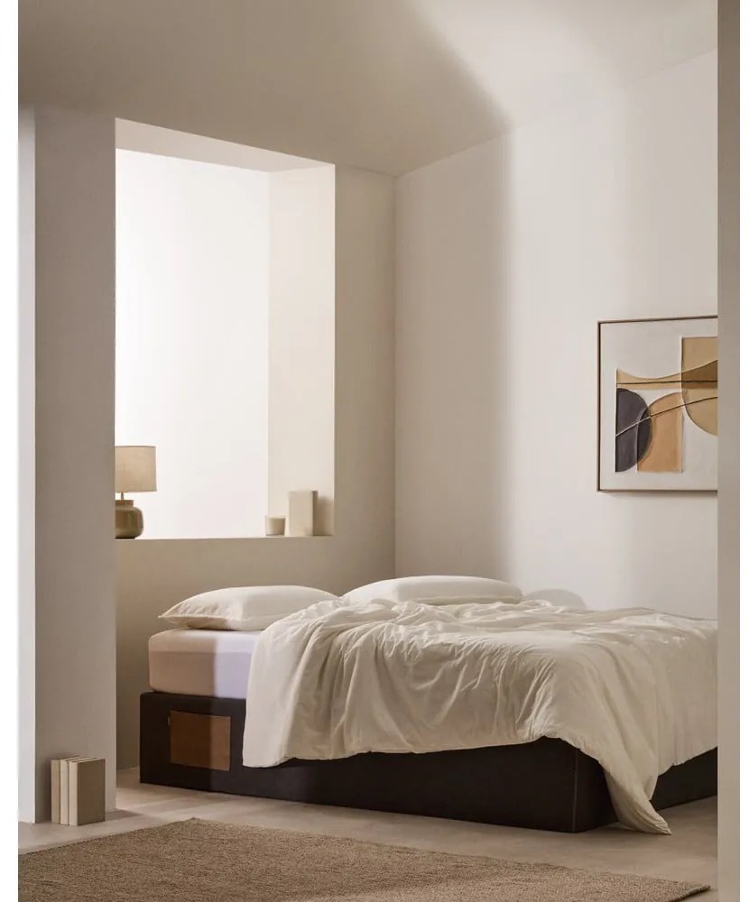 Fekete kárpitozott ágyneműtartós-ágytámla nélkül franciaágy 140x190 cm Matters – Kave Home