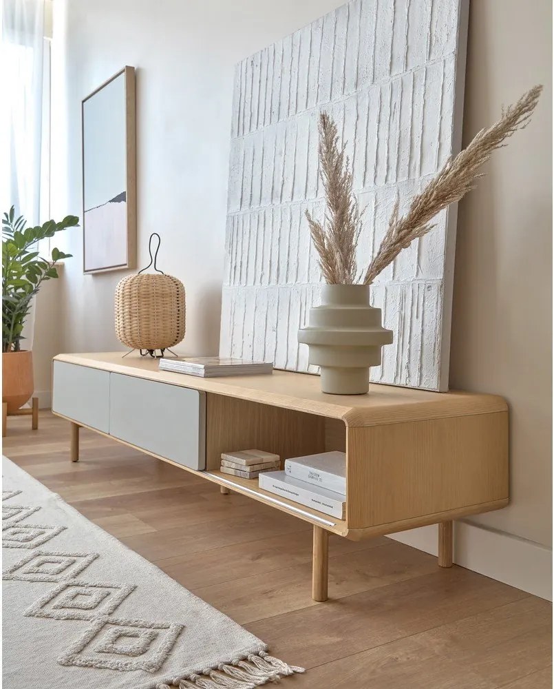 Szürke-natúr színű TV-állvány kőrisfa dekorral 180x41x42 cm Anielle – Kave Home