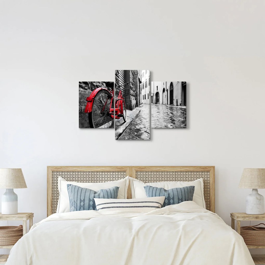 Egy vörös kerék képe egy macskaköves utcán (90x60 cm)