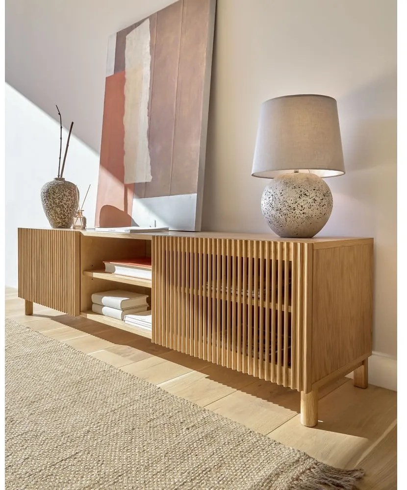 Natúr színű TV-állvány tölgyfa dekorral 180x50 cm Beyla – Kave Home