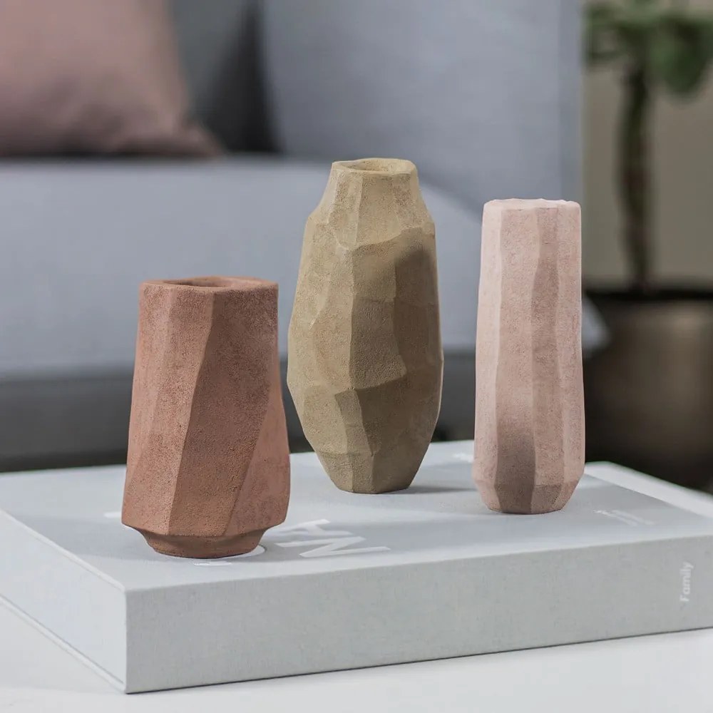 Rózsaszín poligyanta váza (magasság 15,5 cm) Nuki – Mette Ditmer Denmark