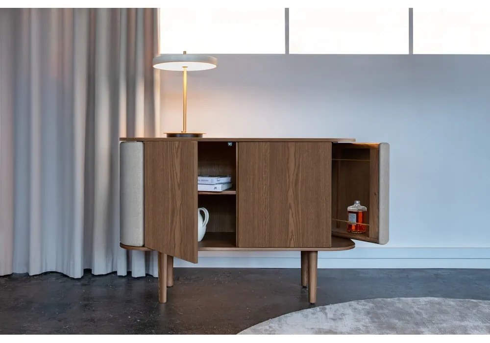 Szürke-barna alacsony komód tölgyfa dekorral 109x75 cm Treasures – UMAGE