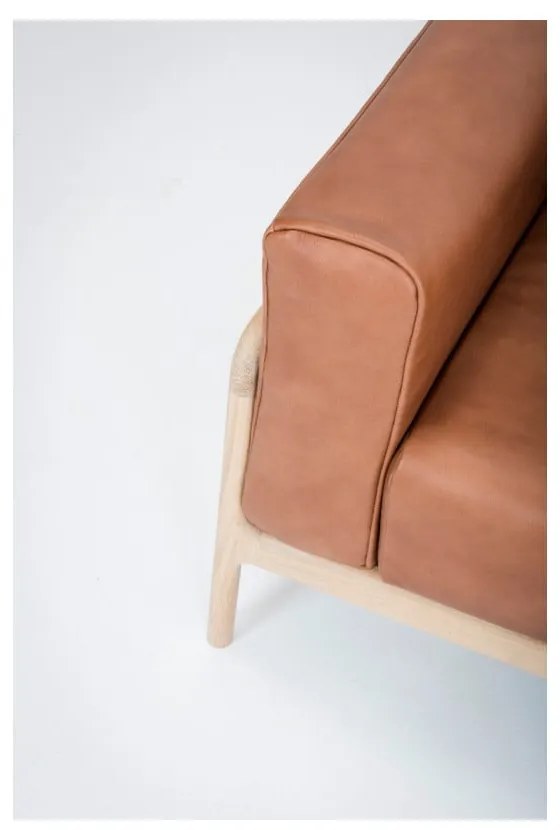 Fawn fotel tömör tölgyfa konstrukcióból konyakbarna bivalybőr ülőpárnával - Gazzda