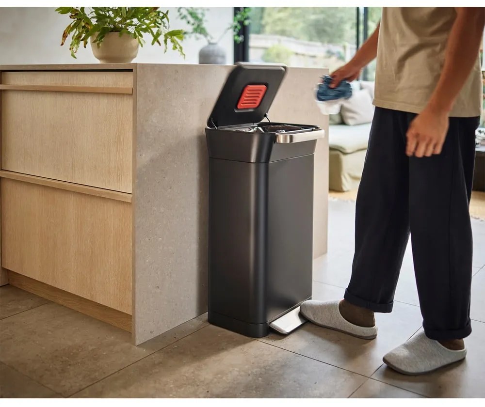 Fekete acél pedálos szemetes 30 l Titan – Joseph Joseph