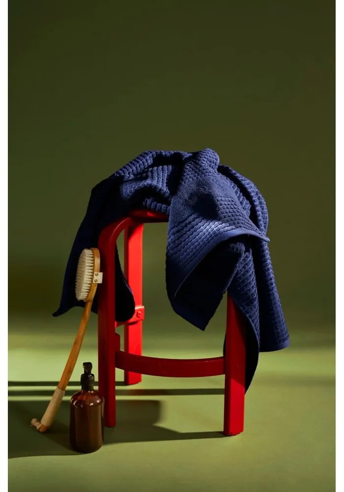 Sötétkék frottír bio pamut fürdőlepedő 70x140 cm Check – JUNA