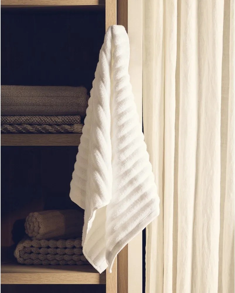 Fehér frottír pamut fürdőlepedő 70x140 cm Navira – Kave Home