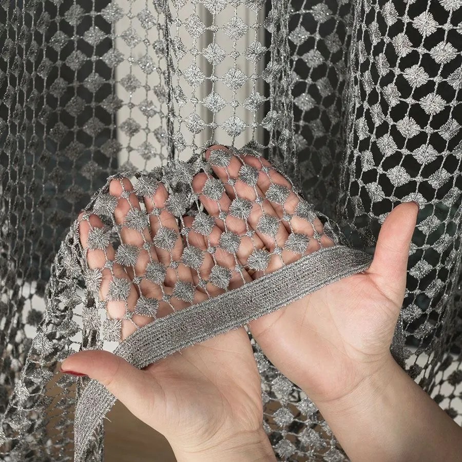 Gipsz dekorációs szövet függöny asztalterítőhöz ezüstszállal 160 cm szürke