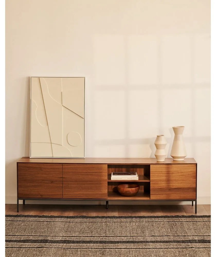 Natúr színű TV-állvány diófa dekorral 195x55 cm Vedrana – Kave Home