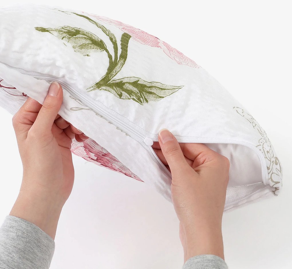 Goldea krepp párnahuzat - pünkösdirózsa mintás 45 x 45 cm