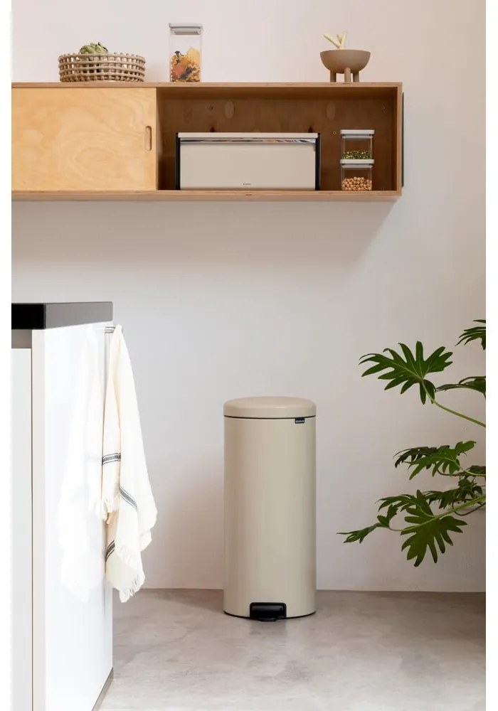 Bézs acél pedálos szemetes 30 l NewIcon – Brabantia