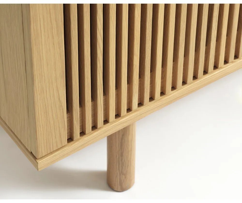 Natúr színű alacsony komód tölgyfa dekorral 143x70 cm Tiber – Unique Furniture