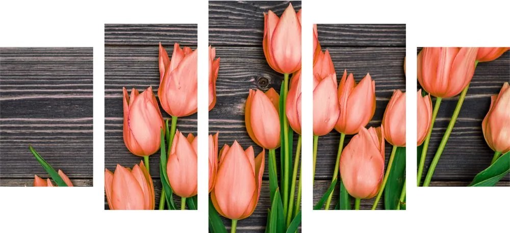 5 részes kép elbűvölő narancssárga tulipánok fa felületen