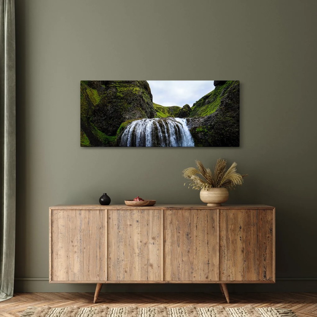 Egy szikla képe vízeséssel (120x50 cm)